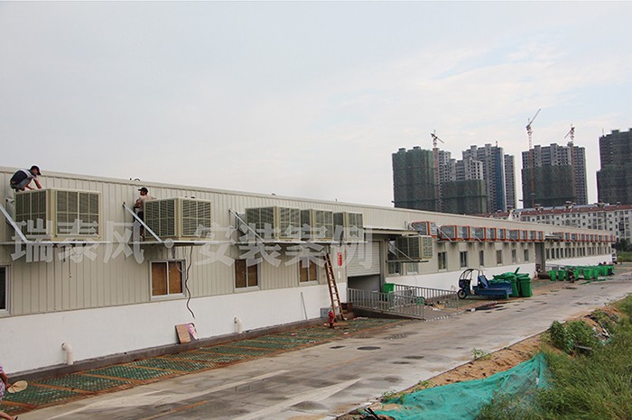 菜市場該如何通風(fēng)降溫呢？瑞泰風(fēng)環(huán)?？照{(diào)為居民買菜送清涼